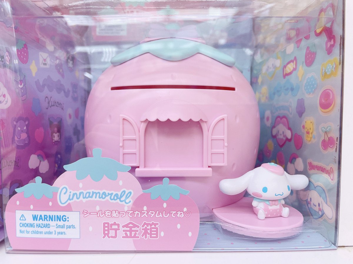 インテリアとして飾りながら、お金も貯められるいちごハウス形貯金箱が入荷しました♪
お札もコインもどちらも入れられます✨いちごハウスの前にちょこんと座るキャラクターがとってもかわいい🫶オリジナルデコレーションを楽しめるデコ用シール付きです😍【2階】#サンリオ #文房具 #ファンシー文房具