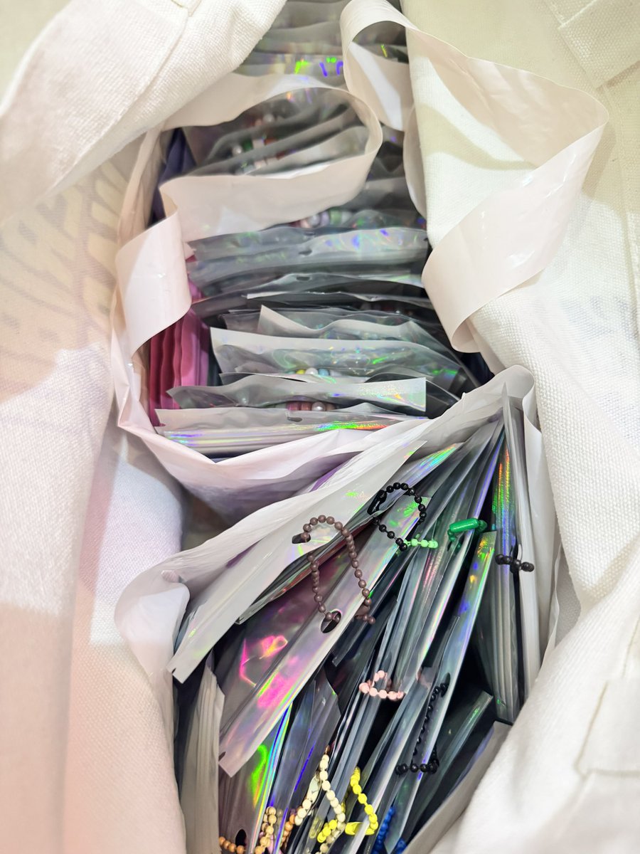 seketul_eda's tweet photo. Freebies for #TDS4inKL done!!!! https://t.co/6ojrQQ67Jp
