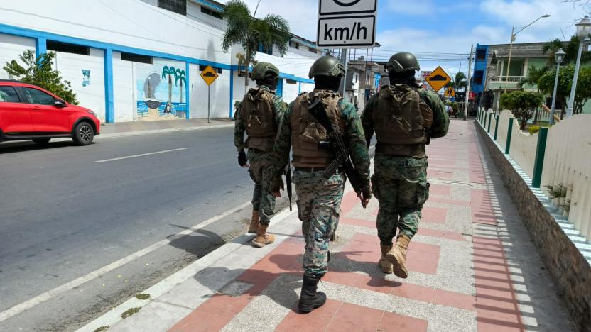 Ejecución extra judicial. Un juez dictó prisión preventiva para seis militares por la muerte de un joven de 19 años, ocurrida durante un operativo en Santa Elena realizado el martes.
El hecho ocurrió cuando un grupo de militares ingresó a una vivienda en la que supuestamente se