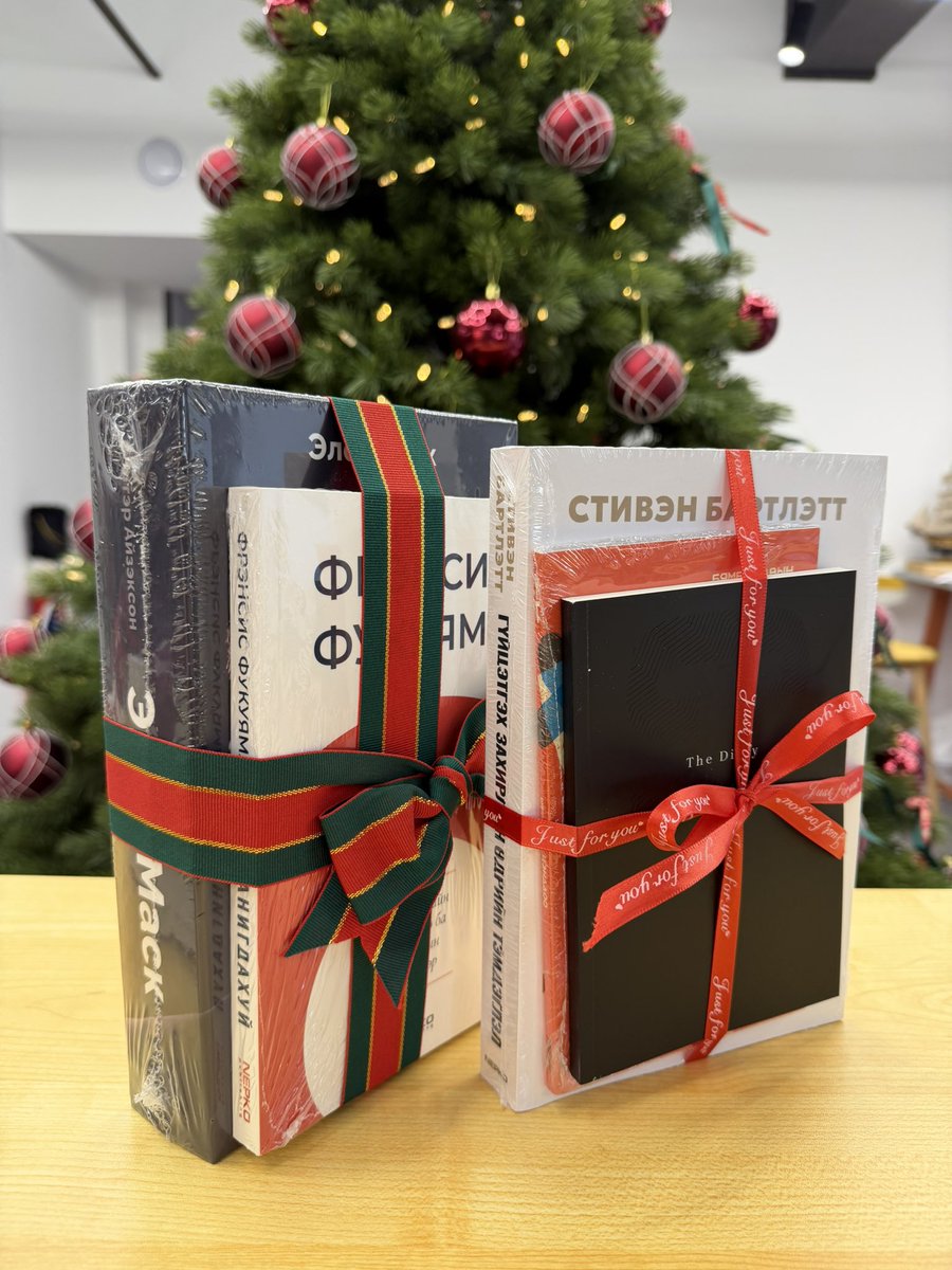 g_buyanbaatar's tweet photo. Манай ажлынхан 12 сард зөвхөн номынхоо багц📚🎁 бэлддэг ажил хийдэг ш дээ.
Захиалагч нар нь төсөвтөө💰 тааруулж, сонирхолдоо✨ нийцүүлэн боолгодог болохоор багцын сонголт хязгааргүй♾️.

Олон арван жил үргэлжилсэн, хэдэн зуун мянгаар хэмжигдэх бэлгийн сонголтуудаас🎀
шалгарч үлдсэн цор ганц нэр хүндтэй бэлэг нь оюуны анхдагч хэрэгцээ НОМ📖🧠 шүү дээ.

Бэлэг харахаараа “Надад хэзээ өгөх юм? 🤗” гээд асуугаад байдаг
харилцагч, найзууд👥, энэ удаа өөрсдөө ирээд аваарай🤲😊.
Nepko Publishing Нэпко Хэвлэлийн газар
Манай Хонгорзул Г. менежер рүү холбогдвол хүссэн төрлөөр урлаад өгнө.