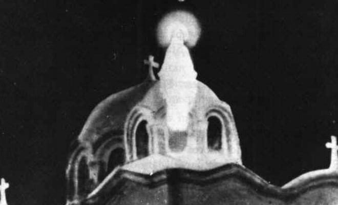 maevagroyper's tweet photo. this is our Lady of zeitoun, a photo of our beloved virgin mary 🥹🤍 these marian apparitions occured in cairo, egypt and scientists still hasn't explained these phenomenons, the first apparition of the virgin mary happened on april 2 1968 and lasted for about 3 years, Ave Maria! https://t.co/VXhu2kEFIG
