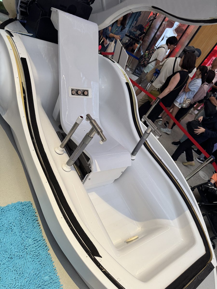 私は、万博で人間洗濯機当たって体験してきました。このときは、温度はぬるめで、入るとその時の私の状態に合わせて目の前に動画が流れてきました。椅子の横と、天井から強めのシャワーがきて全身洗われるおもしろ体験ができます。