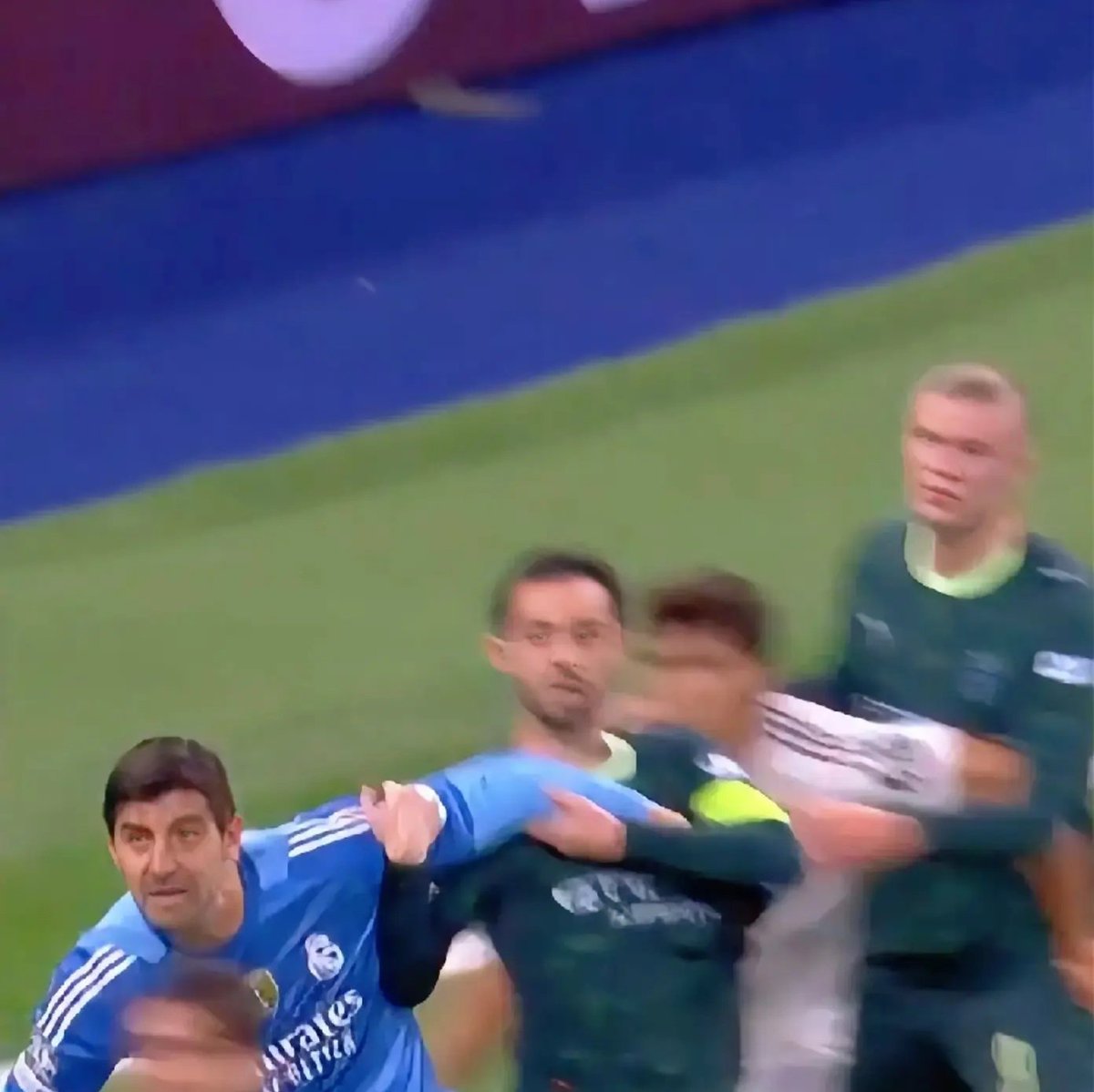 لقطة من هدف مانشستر سيتي الأول تغاضى عنها الحكم والفار : 

تعرضنا لسرقة للتاريخ يا بشر ! حسبي الله ونعم الوكيل