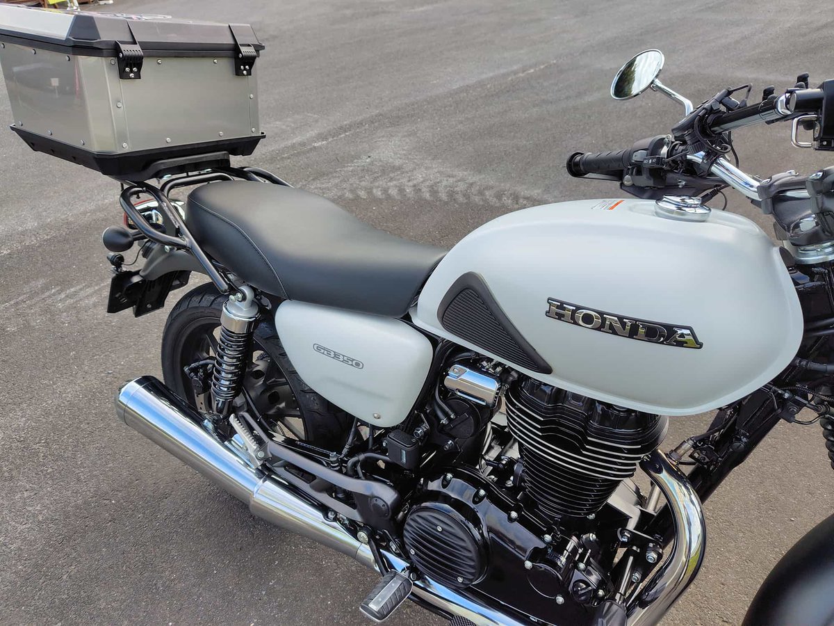 GB350にダブルシート装着のお客様。 純正シートでは100㎞程度で感じた 