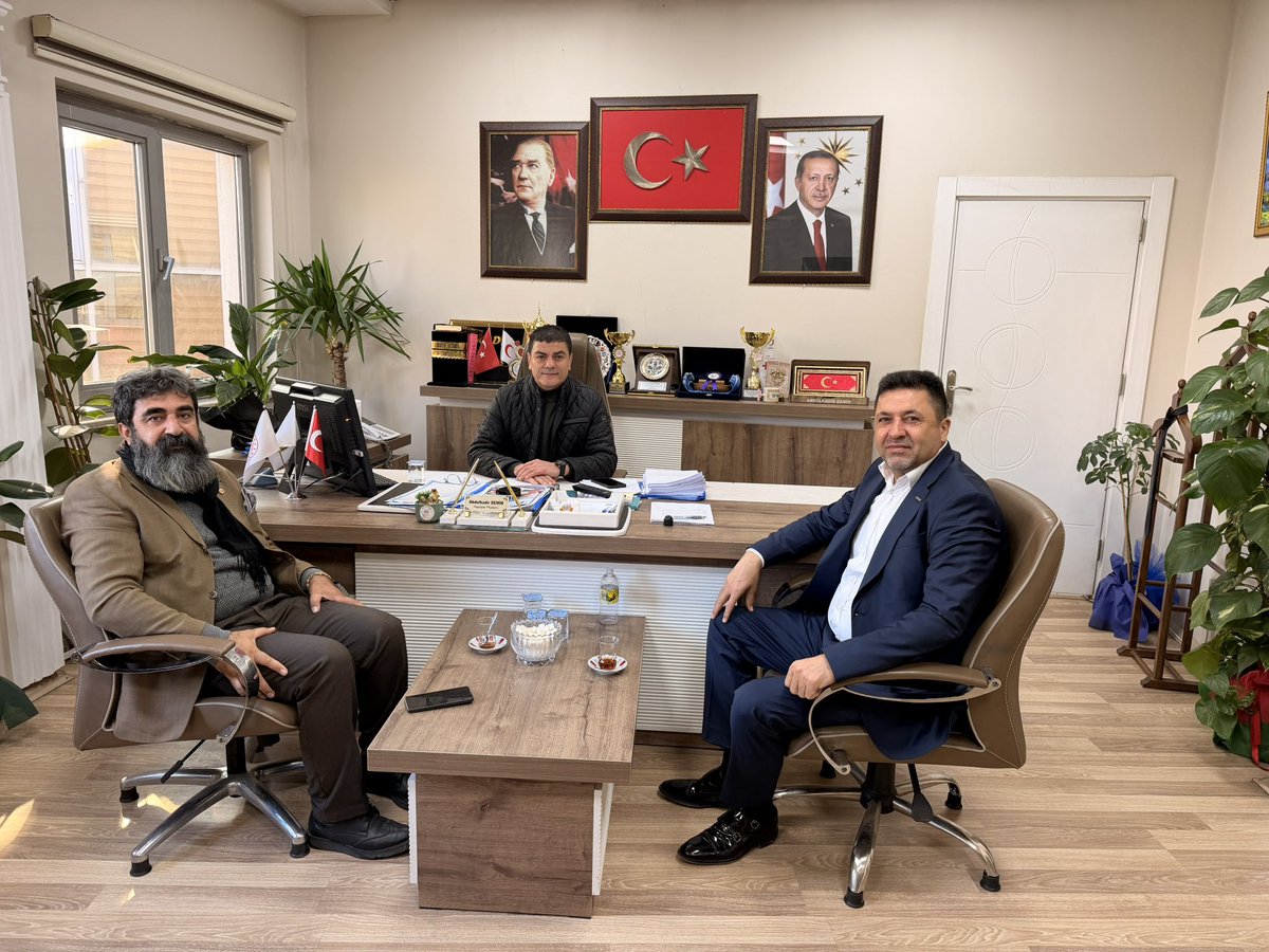 “Başkanımız Sayın Mehmet KESİK ve bşk Vekilimiz Halil Coşkun ile birlikte Cizre Devlet Hastanesi Müdürü Sayın Abdulkadir Demir’i makamında ziyaret ederek yeni görevlerinin hayırlı olmasını temenni etti İlçemizin sağlık altyapısının güçlendirilmesinde verimli bir iştişare yapıldı.