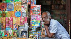 चतुर पत्नियां और बच्चे सब ऑनलाइन मंगवा रहे है उधर मूर्ख पति दुकान में अगरबत्ती जलाकर ग्राहक आने और बोहनी होने का इंतजार कर रहा है।