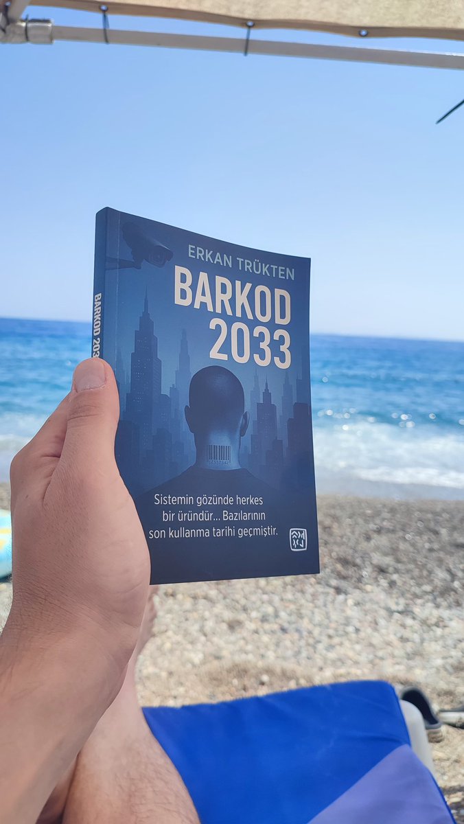 ErkanTrukten's tweet photo. İyi ki Barkod 2033 adlı bir kitap yazdım. 

Herkes şimdi başa tek bir sisim koyup,  yok iki bin bilmem kaç diye kitap yazmaya başladı. 

Herkes beni beklemiş. 

Gerçi Deccal Derin Devleti'nde de benzer olaylar yaşadım. 

Yazsınlar, sorun değil. 

Ama kimden esinlendiklerini gizleyerek bunu yapıyorlar. 

Ben yazmasaydım akıllarına bile gelmeyecekti. 

Orijinal fikirleri yok.