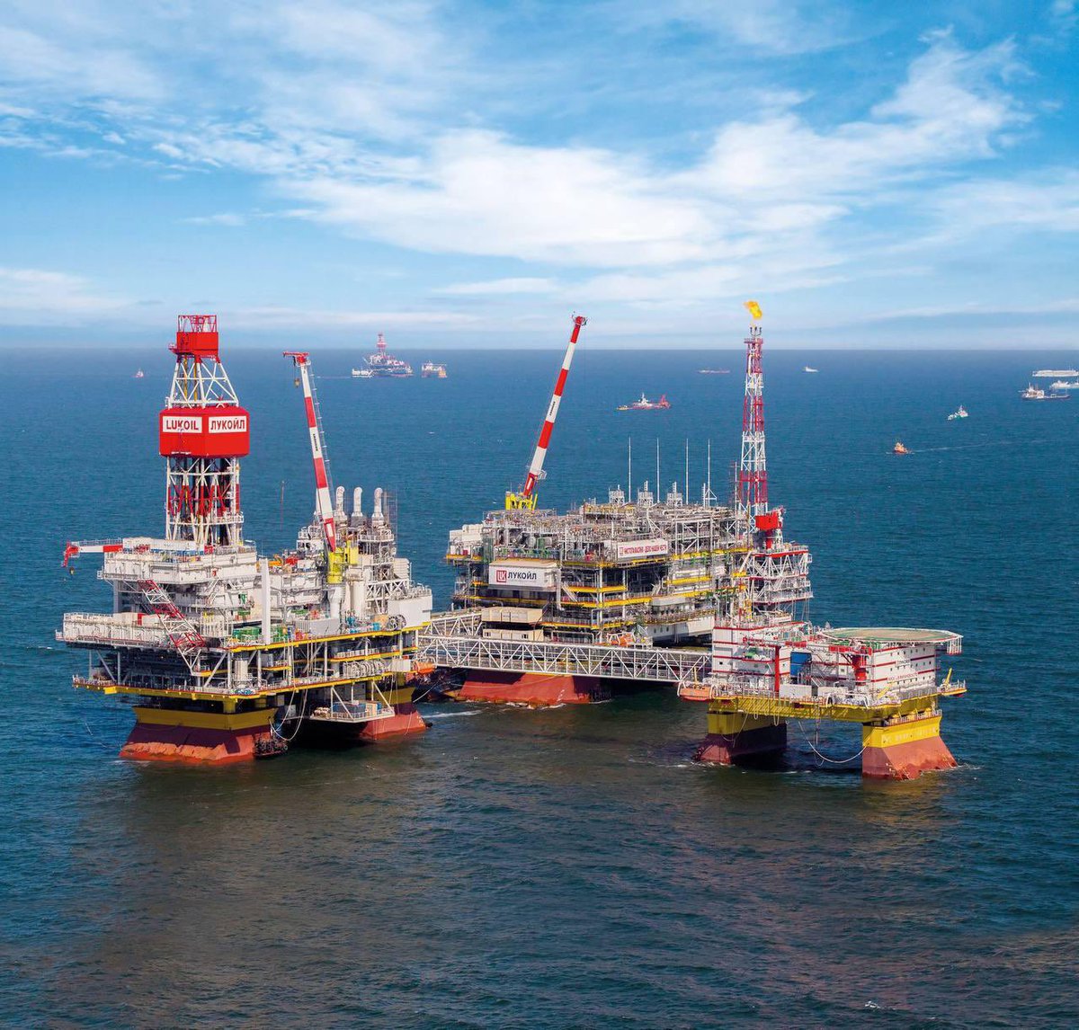 ❗️🇺🇦Ukraine has for the first time (!) halted the operation of a 🇷🇺Russian oil platform in the Caspian Sea, according to sources from RBC-Ukraine.

▪️ Long-range SBU drones struck the Filanovsky platform, owned by "Lukoil-Nizhnevolzhskneft". At least 4 hits. Oil and gas
