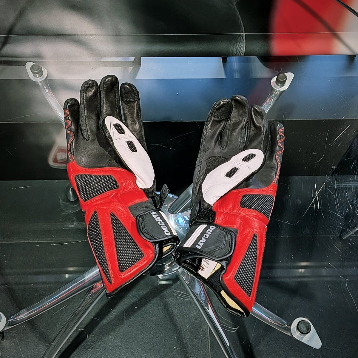 バイクでのスポーツ走行時にぴったりなファブリックレザーグローブ