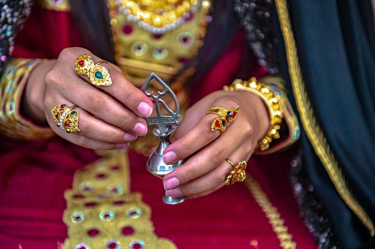 دولة الإمارات تنجح في إدراج فن “الآهلة” كملف وطني ضمن القائمة التمثيلية للتراث الثقافي غير المادي لليونسكو.. وتسجيل “البشت” و”زفة العروس” و”الكحل العربي” كملفات عربية مشتركة..
كل الشكر لدائرة الثقافة والسياحة – أبوظبي على جهودها التي ساهمت في تحقيق هذا الإنجاز الدولي الذي يعكس