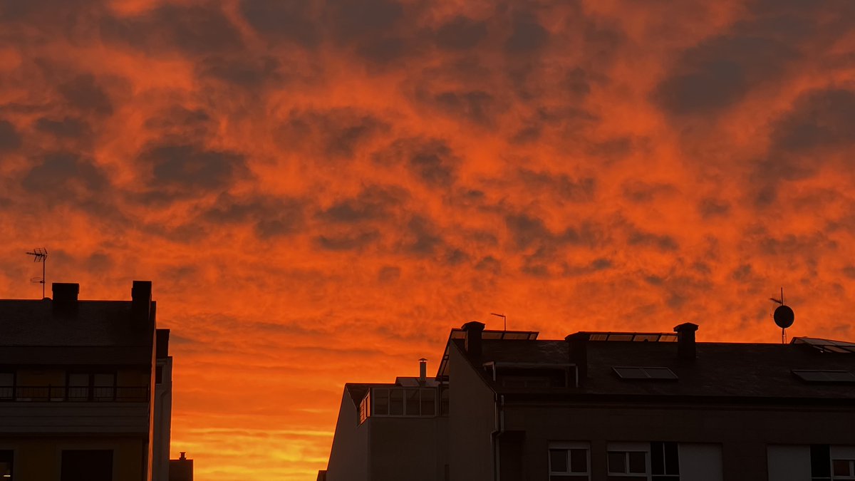 Veu abrindo o día por Carballo.