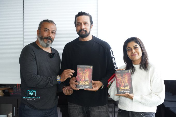 moves_fan's tweet photo. BOSS @KicchaSudeep & @iampriya06 attige launched "Rama of the Axe" Kannada version #Amsha.🤩📷
#KicchaSudeep𓃵 #TigerShroff #Survivor #Ajax https://t.co/mdY7Oz1Q2W