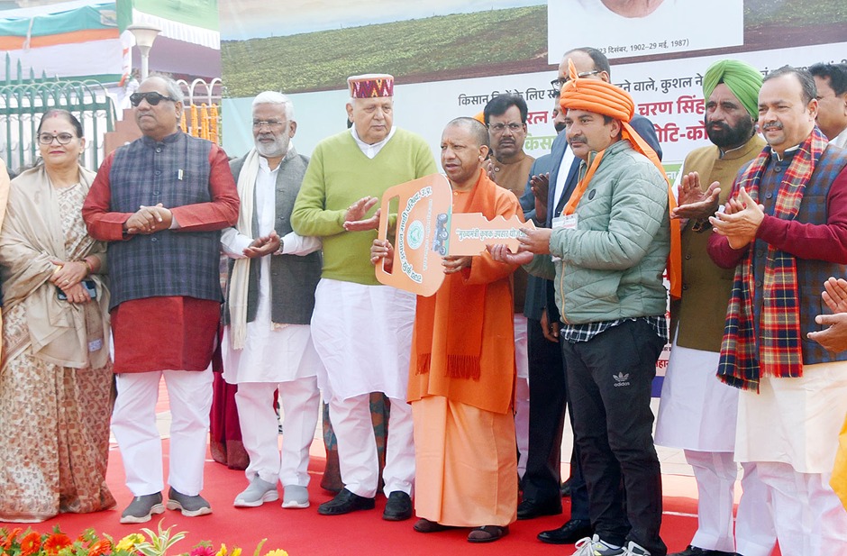 myogioffice's tweet photo. Part 2

आदरणीय प्रधानमंत्री श्री @narendramodi जी के यशस्वी मार्गदर्शन एवं मुख्यमंत्री श्री @myogiadityanath जी महाराज के कुशल नेतृत्व में डबल इंजन की भाजपा सरकार ने वर्ष 2017 में जब किसान को राजनीति के एजेंडे में रखा, तब जाकर उम्मीद की नई किरण जगी। पिछले साढ़े आठ वर्षों से योगी सरकार डबल स्पीड से किसानों के उत्थान और समृद्धि के लिए निरंतर क्रियाशील है। इसी का परिणाम है कि जिस प्रदेश में पहले अन्नदाता किसान केवल दो फसल या एक फसल तक सीमित रह जाता था, आज वह लाखों हेक्टेयर क्षेत्रफल में तीसरी फसल का उत्पादन करके अच्छा मुनाफा कमा रहा है। 

महाराज जी के किसान हितैषी दृष्टिकोण का सबसे बड़ा प्रमाण यह है कि वर्ष 2017 में 86 लाख किसानों का ₹36 हजार करोड़ का कर्ज माफ किया गया। यह कदम किसानों के जीवन में राहत और विश्वास दोनों लेकर आया। 

इसके बाद योगी सरकार ने सिंचाई की क्षमता को विकसित करने के लिए प्रधानमंत्री कृषि सिंचाई योजना को धरातल पर उतारने की प्रक्रिया प्रारंभ की। अब तक 23 लाख हेक्टेयर भूमि को अतिरिक्त सिंचाई की सुविधा दी गई है। 15 लाख निजी ट्यूबवेल को नि:शुल्क बिजली की सुविधा दी गई। @UPGovt में आज प्रदेश का किसान खुशहाल है, समृद्धि के पथ पर अग्रसर है।
