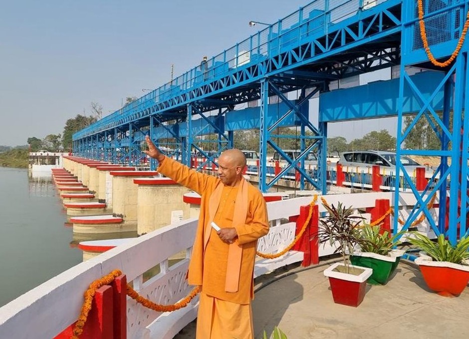 myogioffice's tweet photo. Part 2

आदरणीय प्रधानमंत्री श्री @narendramodi जी के यशस्वी मार्गदर्शन एवं मुख्यमंत्री श्री @myogiadityanath जी महाराज के कुशल नेतृत्व में डबल इंजन की भाजपा सरकार ने वर्ष 2017 में जब किसान को राजनीति के एजेंडे में रखा, तब जाकर उम्मीद की नई किरण जगी। पिछले साढ़े आठ वर्षों से योगी सरकार डबल स्पीड से किसानों के उत्थान और समृद्धि के लिए निरंतर क्रियाशील है। इसी का परिणाम है कि जिस प्रदेश में पहले अन्नदाता किसान केवल दो फसल या एक फसल तक सीमित रह जाता था, आज वह लाखों हेक्टेयर क्षेत्रफल में तीसरी फसल का उत्पादन करके अच्छा मुनाफा कमा रहा है। 

महाराज जी के किसान हितैषी दृष्टिकोण का सबसे बड़ा प्रमाण यह है कि वर्ष 2017 में 86 लाख किसानों का ₹36 हजार करोड़ का कर्ज माफ किया गया। यह कदम किसानों के जीवन में राहत और विश्वास दोनों लेकर आया। 

इसके बाद योगी सरकार ने सिंचाई की क्षमता को विकसित करने के लिए प्रधानमंत्री कृषि सिंचाई योजना को धरातल पर उतारने की प्रक्रिया प्रारंभ की। अब तक 23 लाख हेक्टेयर भूमि को अतिरिक्त सिंचाई की सुविधा दी गई है। 15 लाख निजी ट्यूबवेल को नि:शुल्क बिजली की सुविधा दी गई। @UPGovt में आज प्रदेश का किसान खुशहाल है, समृद्धि के पथ पर अग्रसर है।