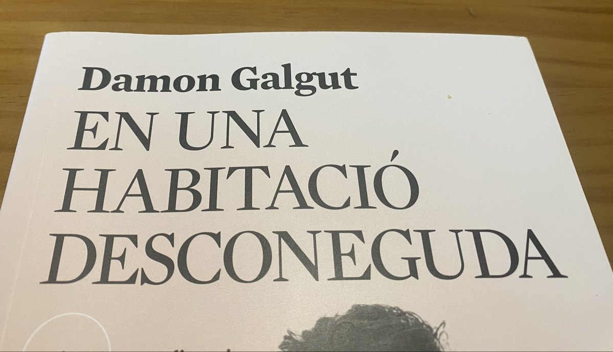 Gran història, final de traca ‘ in a strange room’ de Damon Galgut, de la vida i de la mort i del sentit de tot.. recomanable ! Gràcies per la recomanació <a href="/DocumentaBCN/">Llibreria Documenta</a> !