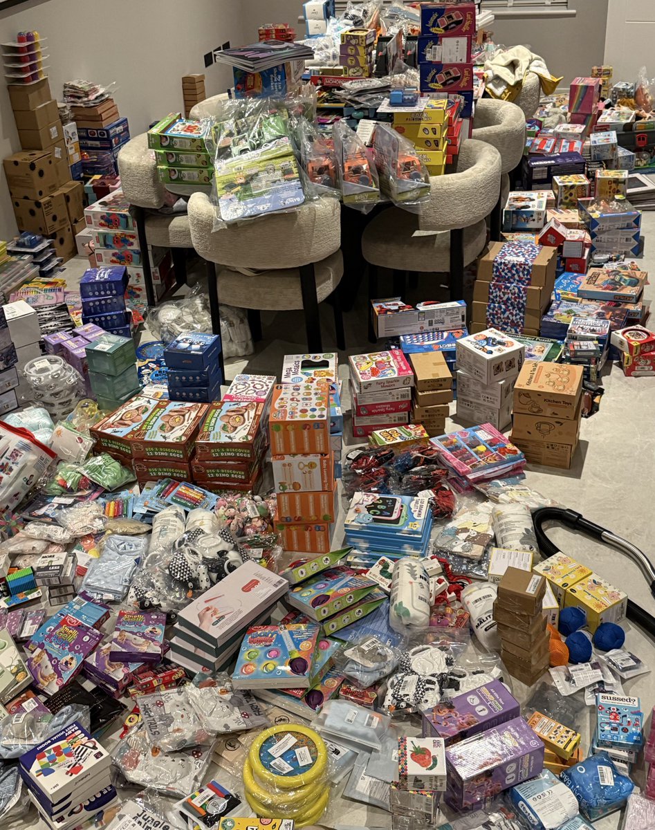 roboPBOC's tweet photo. Official Santa Claus Coin - 10 Days Recap

• 20,000$+ donated  
• 1,500+ toys secured  
• thousands of kids in need are getting gifts this Christmas  
• official Santa Claus from Lapland supporting  
• 2,500+ community members pushing the mission  
• fully transparent and all going to real children in need

a meme with a purpose and we’re only getting started 🎅💚❤️