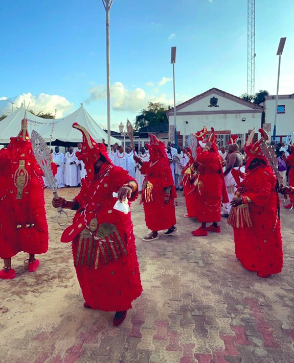 Edocentric_'s tweet photo. Benin chiefs “Town and Palace chiefs” paying homage to the Oba of Benin, HRM Oba Ewuare ll, with the Edo traditional Eben scepter in their full pangolin attire. 

📸:EDOCENTRIC_2025. https://t.co/VEvCRY82kr