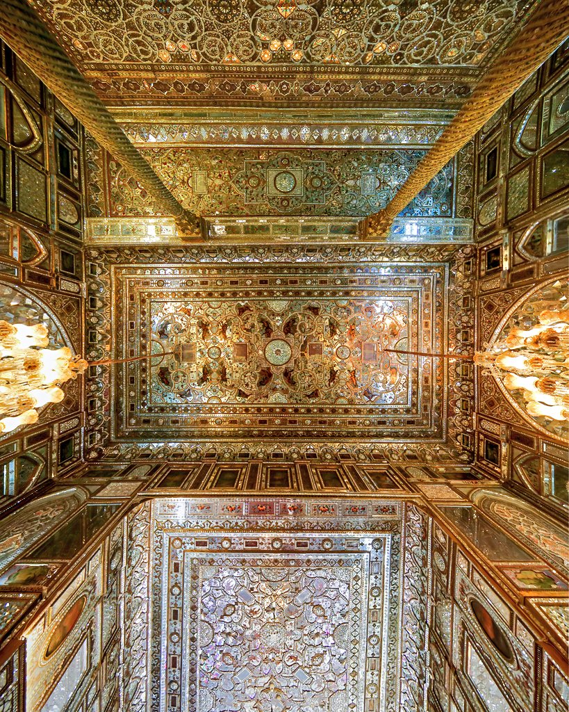 ✨ در ستایش آینه‌کاری ایرانی ✨
هنری که نور را می‌شکند، تکثیر می‌کند و از دل تاریکی، زیبایی می‌سازد.

به‌نظر شما زیباترین آینه‌کاری که تا حالا دیدید کجا بوده؟

نظر و عکس‌هاتون رو با ما به اشتراک بگذارید
#آینه‌کاری #میراث_فرهنگی #ایران