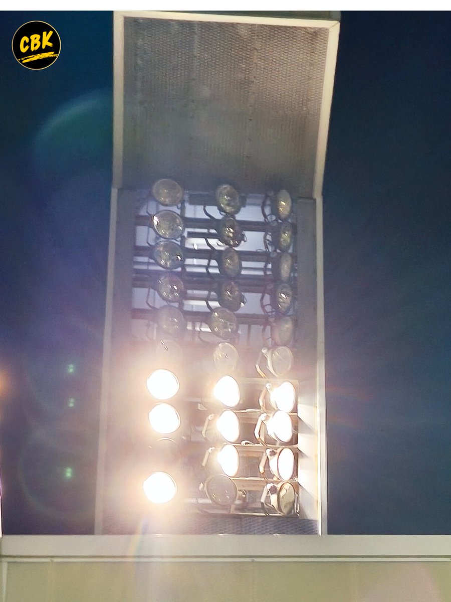 Nuevo fallo en la iluminacion del estadio.
Una más, y van unas cuantas veces.
Hay que buscar una solución a este problema, al de los numerosos puntos de luz fundidos.
Un marcador que no se ve y una megafonía impropia de un estadio como este.
La alcaldesa lo vio en directo ya que