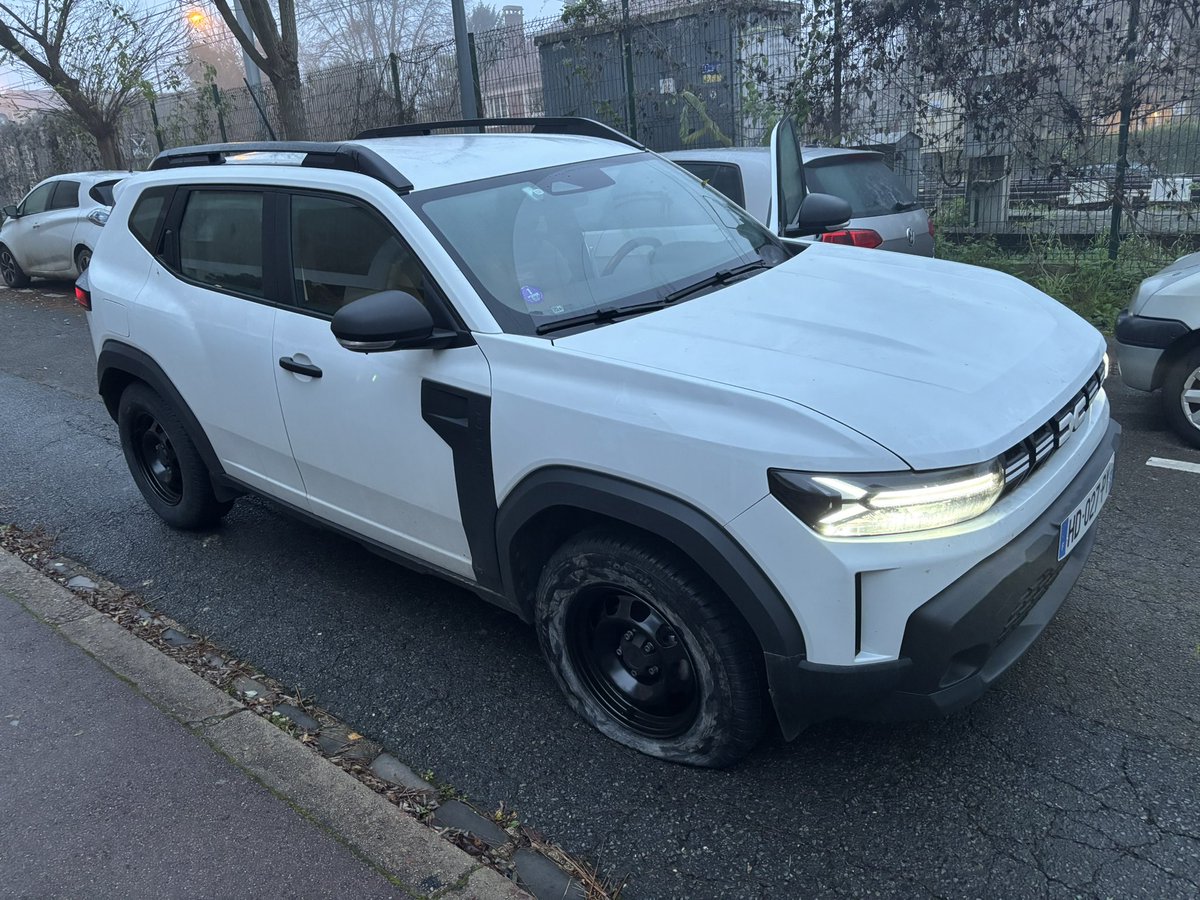 Changement des 4 pneus pour l’hiver chez <a href="/NorautoFr/">Norauto</a> à 18h00 hier soir. Le lendemain matin j’en ai un crevé… Le garage Vélizy m’invite à en commander un nouveau (delai 7j), faire remorquer mon véhicule et prendre rdv à l’atelier. Le tout à mes frais. C’est formidable !