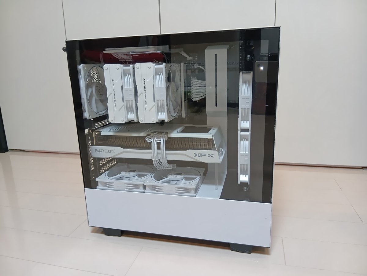 MoniElmony's tweet photo. ブラックフライデーで購入したPCパーツを完成させた
今後のPCパーツは値上げ確定、これが安く購入できる最後の機会と急遽購入
Ryzen 7 9800X3D + Radeon RX9070XT
最低三年、出来れは五年は持たせたい
この一年半位はストレスと不自由な日々だったので、これで沢山ゲームを遊ぶぞ
#AMDフォトチャレンジ https://t.co/1Y11vn3Eq5