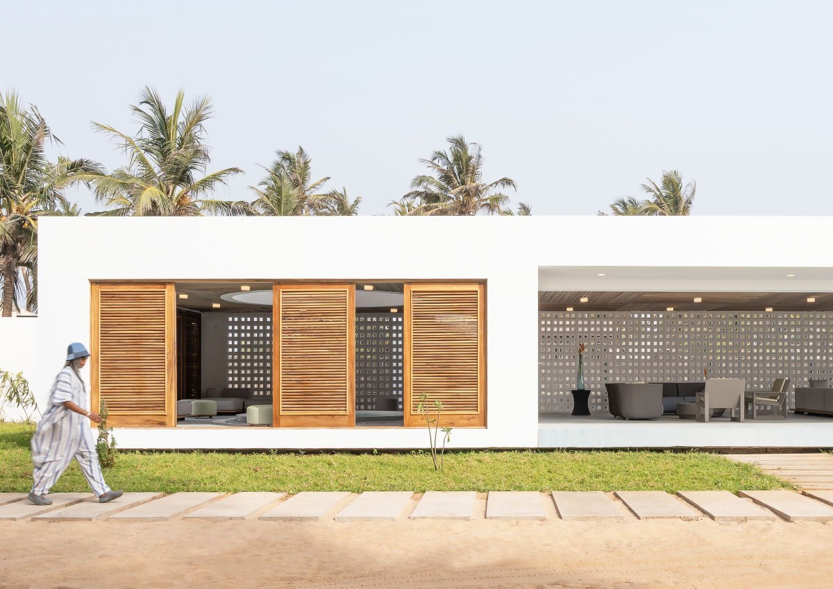 Archello's tweet photo. Fowóralé II by Oshinowo Studio extends the coastal home through finely tuned material decisions: white rendered walls, timber ceilings, and mint-tinted concrete flooring create a calm, unified palette.
https://t.co/uXCj1Cfh5X
#MaterialIntelligence #PassiveDesign #OshinowoStudio https://t.co/tsDcJCojYH