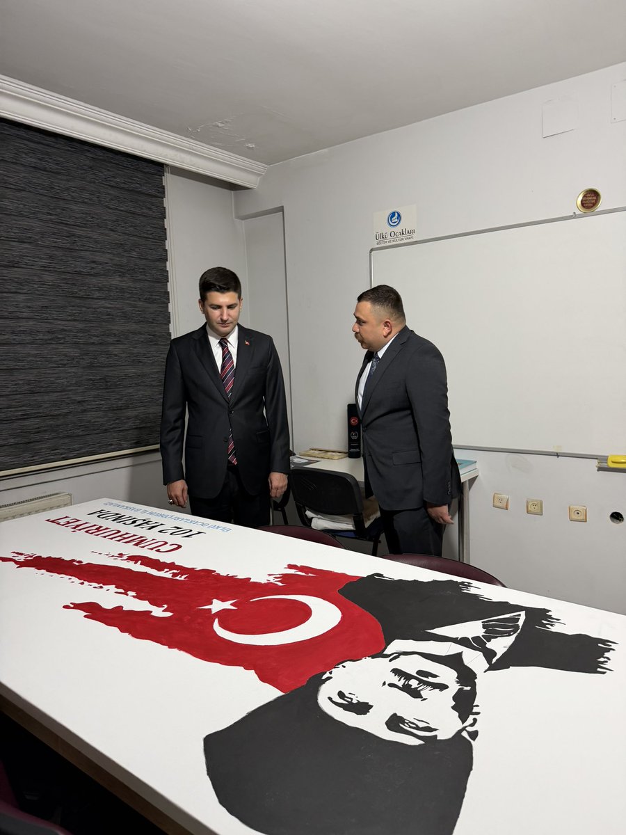 Ülkü Ocakları Çorum İl Başkanlığımızın açtığı Kutadgu Bilig Sanat Atölyesi’ni ziyaret ederek sanatın ruhunu şekillendiren kıymetli ülküdaşlarımızla bir araya geldik. 

Sanatla yoğrulan Türk gençliği, milletinin kültür mirasını yarınlara taşıyacaktır. 🇹🇷
