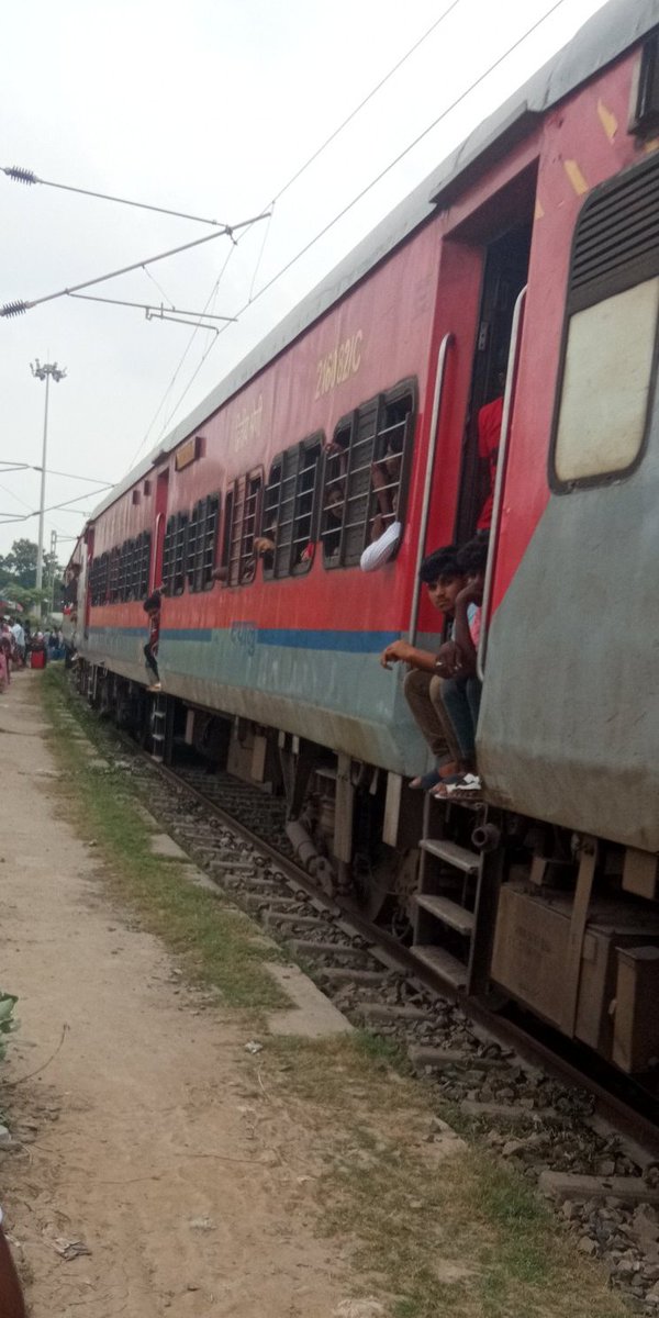 imamitsinghs's tweet photo. Train 20801 Magadh Express is currently stopping at Fatuha Platform 7, which is not of standard height. This is causing trouble for elderly passengers, women &amp; children.
Request @adrm_dnr to please restore the stoppage at Platform 6 for safer boarding.
@RailwaySeva @RailMinIndia https://t.co/6EtHuTYzKW