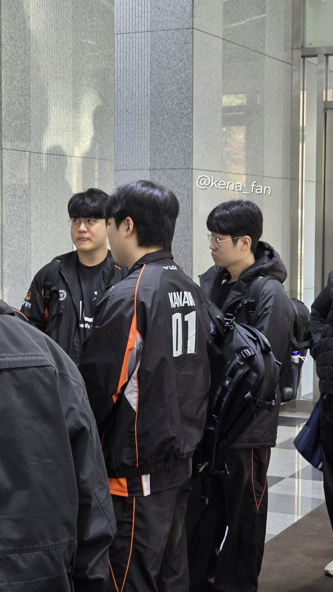 HLE 오렌지 유니폼을 입은 선수들