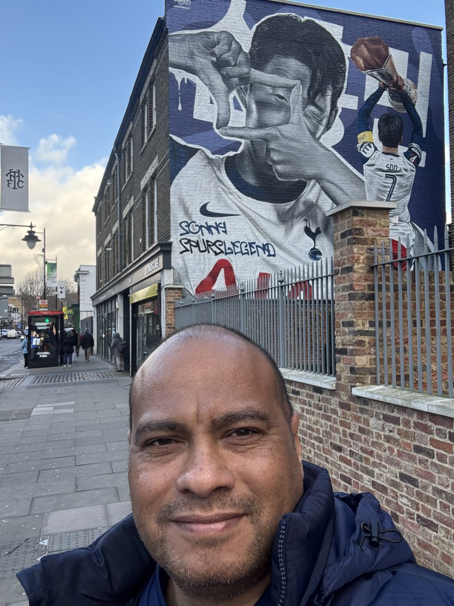 RickyRyklief's tweet photo. A true Spurs legend 🙌🏽 @Sonny7 @SpursOfficial #COYS https://t.co/tMeypm3u3V