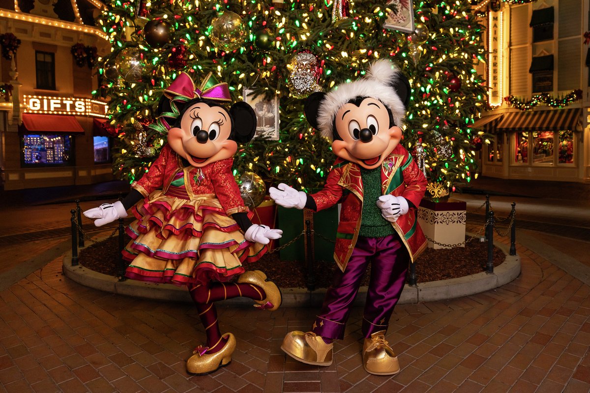 70周年セレブレーション開催中の #カリフォルニアディズニー で特別な