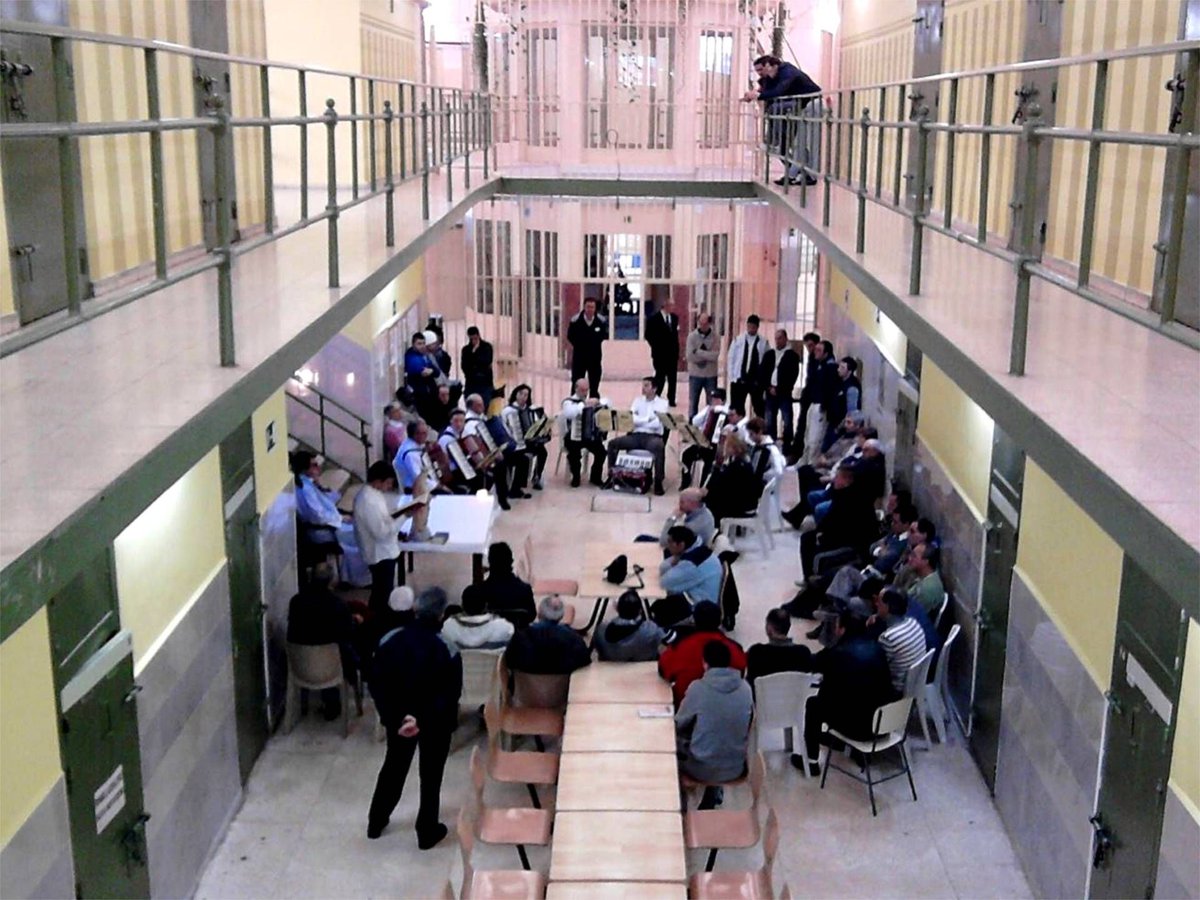 Los presos celebran su jubileo en la catedral buff.ly/gHOn5A8