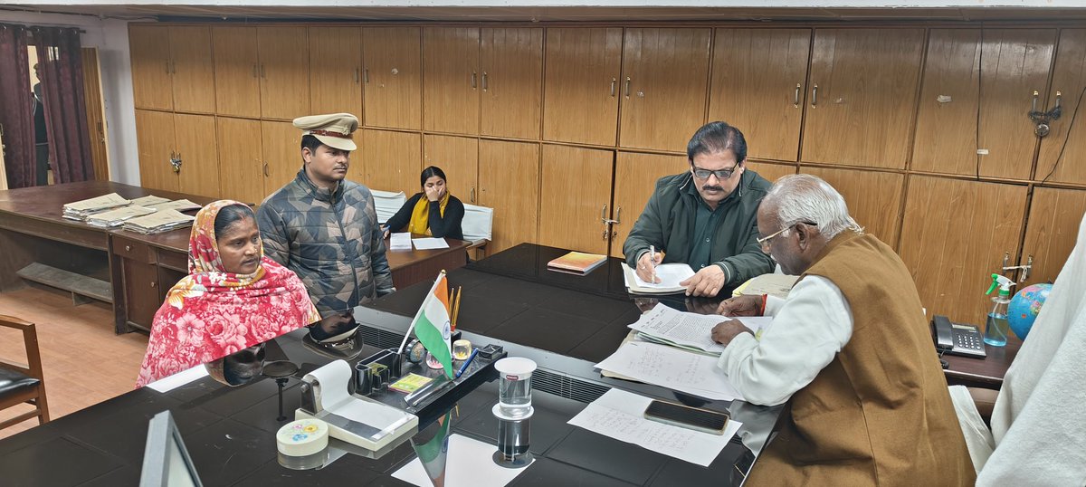 आज दिनांक  11/12/2025 दिन गुरुवार को इन्दिरा भवन लखनऊ स्थित- उ०प्र०अनुसूचित जाति और अनुसूचित जनजाति आयोग के जनसुनवाई कक्ष में वादों की सुनवाई किया!