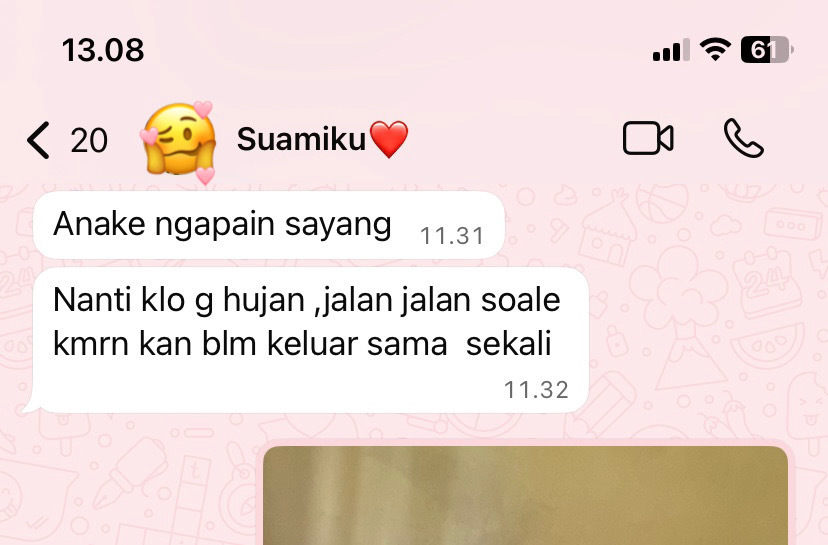 suamiku selalu ngajak keluar meskipun itu hanya beli jajan2 ringan, beli jus.. biar aku gk streess katanya ngurus anak sendirian klo di tinggal kerja 🥹😅  kayaknya lebay ya -rek tapi aku selalu seneng karna energyku ke charge lagi 🥹🥹