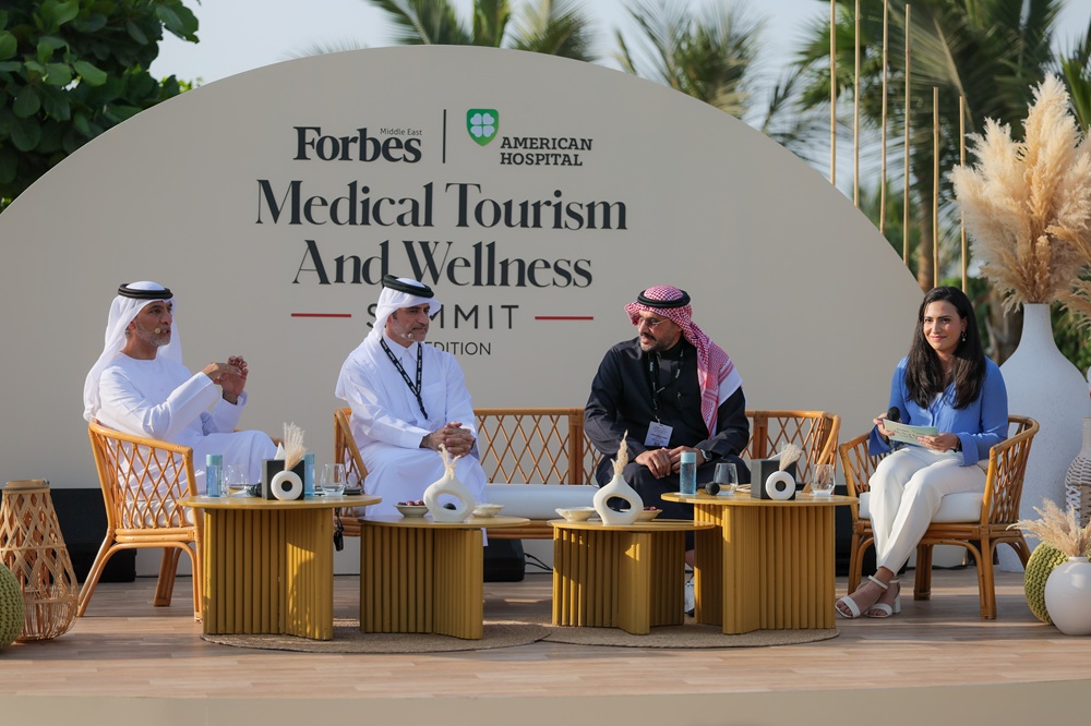 كيف يمكن للرياضة والرفاهية الصحية أن تبني مجتمعات أكثر صحة وتفتح آفاقًا جديدة للسياحة والاستثمار؟ ضمن جلسة نقاشية أدارها جيداء شكري، استعرض القادة سعادة ماهر الكعبي، وأحمد بن عبدالكريم العريج، وخالد علي المولوي، الاستراتيجيات التي تدفع هذا القطاع سريع التطور نحو مستقبل أكثر 