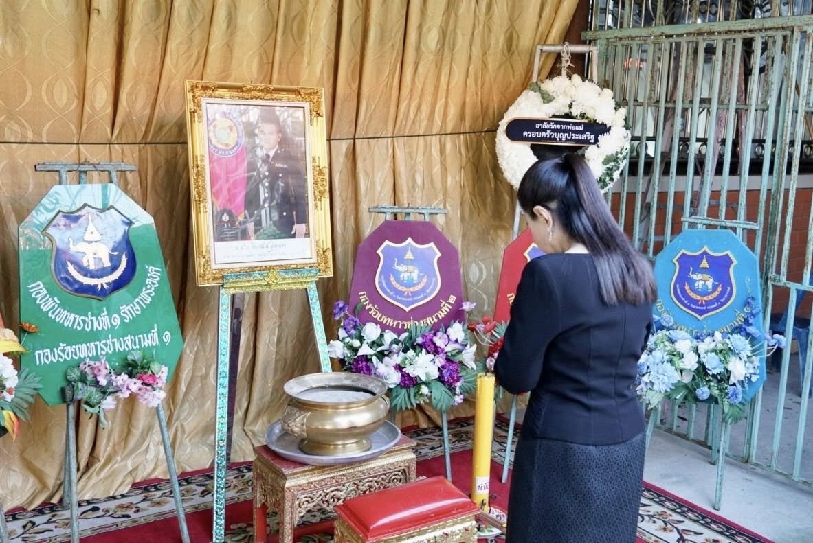 ChartthaiPT's tweet photo. กัญจนา - สส.ณัฐวุฒิ ร่วมกับชาวสุพรรณบุรี เคารพศพ จ่าโอม-จ.ส.ท.จิระวัฒน์ มุ่งกลาง พร้อมให้กำลังใจครอบครัว “ขอบคุณที่เสียสละชีพเพื่อปกป้องแผ่นดินไทย” เมื่อวันที่ 10 ธ.ค. 68 ที่วัดวังน้ำเย็น ต.วังน้ำเย็น อ.บางปลาม้า จ.สุพรรณบุรี 
#พรรคชาติไทยพัฒนา https://t.co/k4EbklTk8H