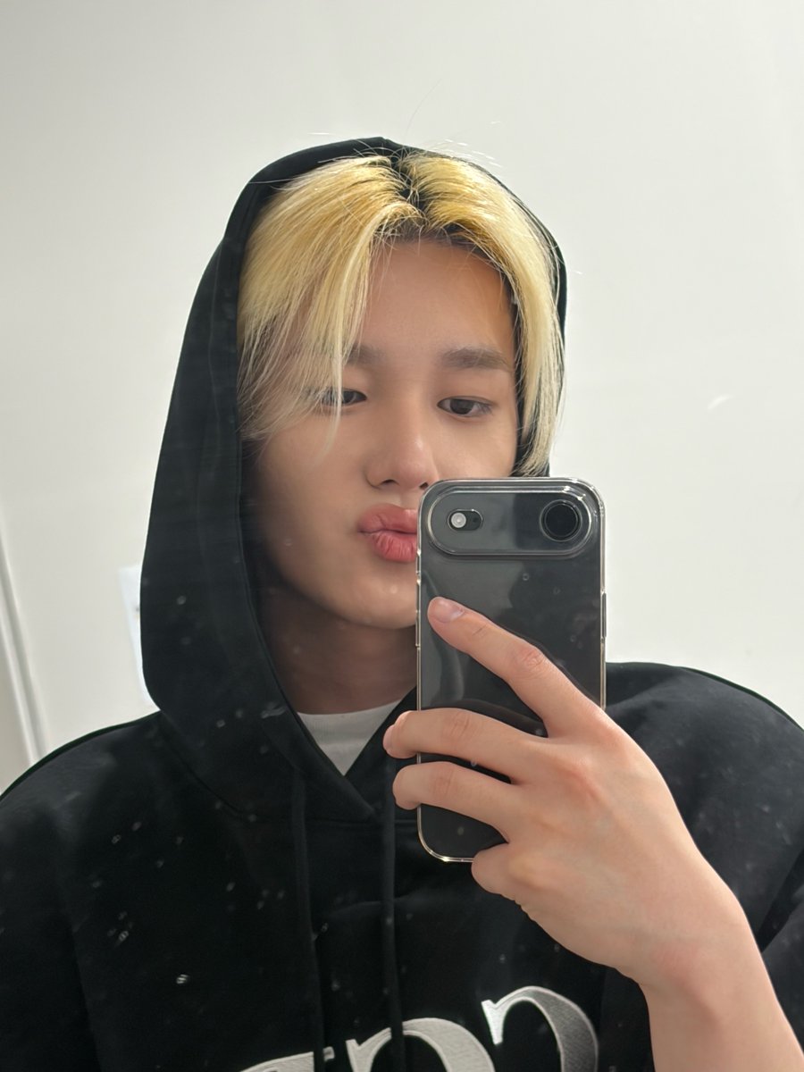 P1H_members's tweet image. 내 폰 뒤에 피크 어디갔지…;;?

#P1Harmony #THEO