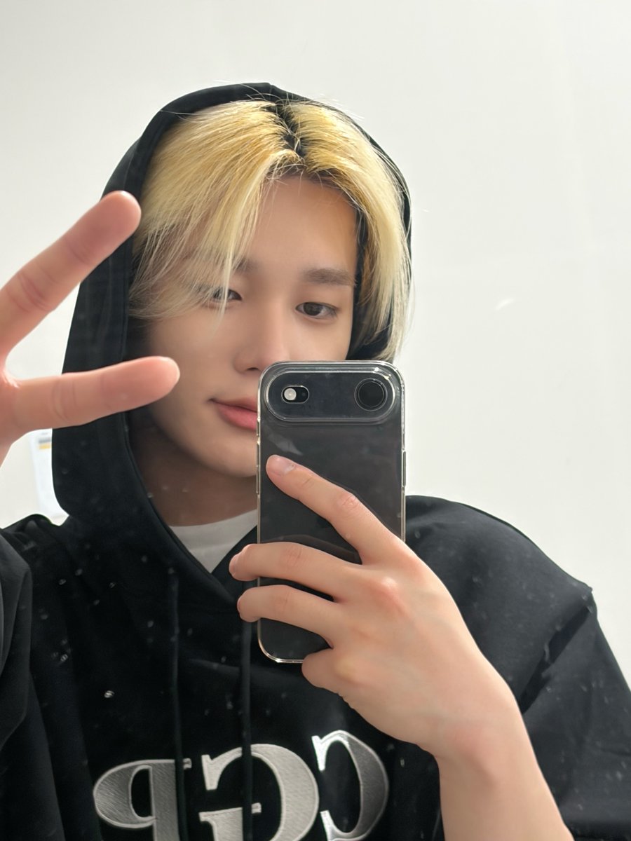 P1H_members's tweet image. 내 폰 뒤에 피크 어디갔지…;;?

#P1Harmony #THEO