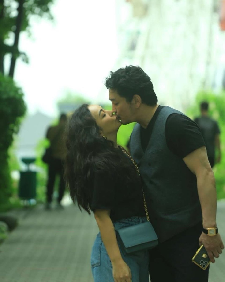 Хайр минь ❤️‍🔥
Хань минь 🥰
Хамгийн сайхан 
Хатан минь 😘
Хаанаас ч олохгүй 
Эрдэнэ минь 🥹
Харанхуй шөнийг гэрэлтүүлэгч
Саран минь 💥
Хамаг бүхнийг тэтгэгч
Наран минь ☀️
Чамдаа гал халуун баярын мэнд хүргэе 🎊 гэнэ
Амаа Бямбадоржийн ах нь шүү дээ. Их сайхан хосууд бга юмдаа 🫶