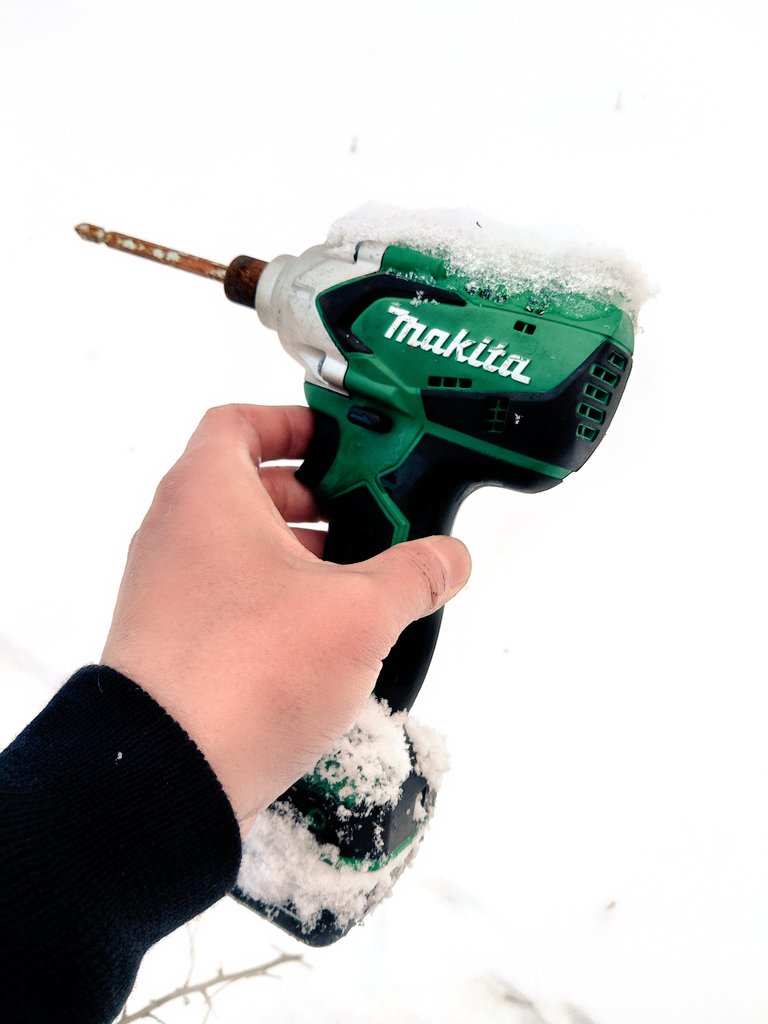 bowz_man's tweet photo. 使用後にしまい忘れ２ヶ月以上も屋外に放置プレイされてたマキタのインパクトが雪の下から発掘された…😱
雨の日も雪の日もずっと屋外に放置されていたため完全に諦めていたのだけど…
スイッチを押すと何事もなかった様に普通に作動してビビったw
マキタまじですげぇwww
更にファンになりました🙇‍♀️ https://t.co/xNsZxK3p24