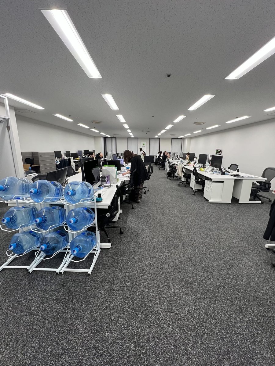 htb_keigo's tweet photo. 【福岡天神居抜き物件】
名称：西日本新聞会館(ホープさんの居抜きです！)
福岡県福岡市中央区天神１丁目4-1　15階
面積：234.68㎡ (70.99坪)
坪単価：20,000円税別※交渉します！
月額：1,419,800円税別
会議室：4部屋(8名用、6名用、4名用、1名用)
倉庫：1つ
ご興味ございましたら、ご連絡ください！ https://t.co/uWYAmvMqmm