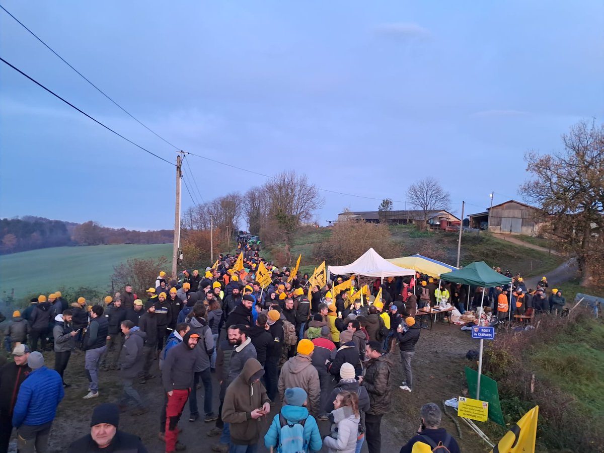 coordinationrur's tweet photo. 🔴#DNC : nuit de lutte, matin de combat.

Toute la nuit, et encore dès l’aube, des centaines d’agriculteurs de la Coordination Rurale sont aux côtés de Didier et son frère dont plus de 200 vaches sont promises à l’abattage total.
C’est inadmissible. Inhumain. Injustifiable.

Aucune nouvelle de la ministre.
Aucune réponse.
Aucun signe d’un changement de protocole.

⛔️Nous refusons cet abattage. Nous nous y opposons, coûte que coûte.
On ne laissera pas disparaître en silence un troupeau entier, des années de travail, et la vie d’une exploitation.

Ce matin encore, la mobilisation continue. Le message est clair : stop à l’abattage systématique, place à la vaccination et au bon sens.

🟡⚫️ La Coordination Rurale reste debout, unie et déterminée, auprès de tous les éleveurs touchés.

#CoordinationRurale #AgriculteursEnColère #AgricultureFrançaise #MobilisationAgricole #StopAbattageTotal #OnLâcheRien