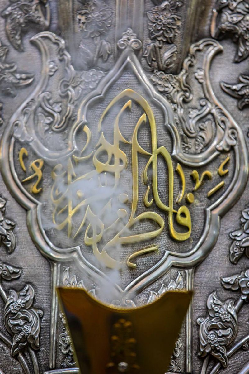 هي بنت من هي زوج من هي أم من**من ذا يدانــــي فـــي الفخــار أباهــــــا
هي ومضة مـن نور عين المصطفى **هــادي الشــعوب إذا تـروم هداهــــا
#فاطمة_الزهراء 
#ولادة_الصديقة_الكبرى