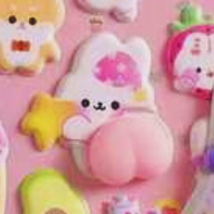 10000000kcal's tweet photo. わたしのピンク脳の前では、おしりシールも頭にしか見えないです、、ぷにぷにぷに。 https://t.co/hy9ze3D2oY