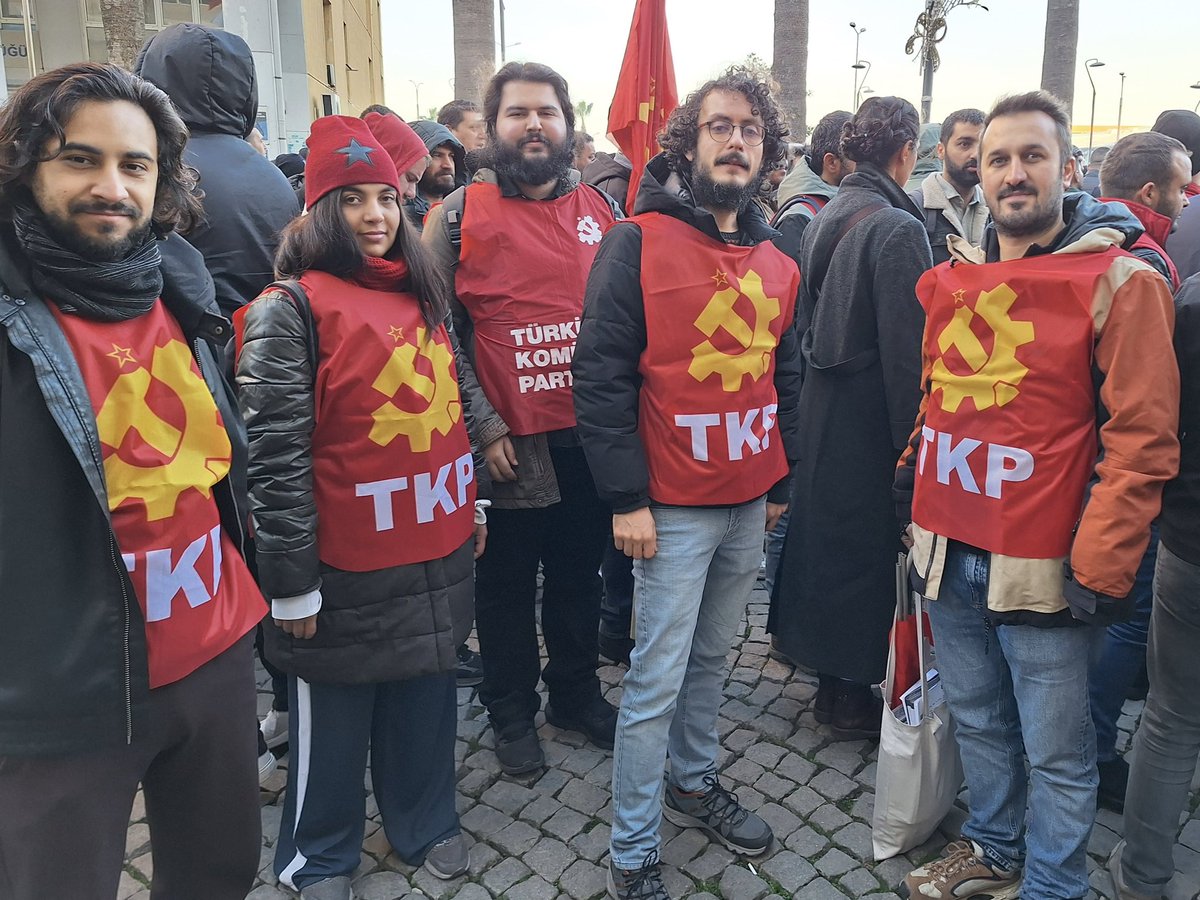 🚩Hakları için yürüyen belediye işçileriyle omuz omuzayız!

Ödenmeyen ücretlere, tutulmayan sözlere, güvencesizliğe ve işten çıkarmalara karşı direnen İzmir Büyükşehir Belediyesi işçileri kararlılıkla ayakta! Verilen sözler tutulana, haklar teslim edilene kadar mücadele devam