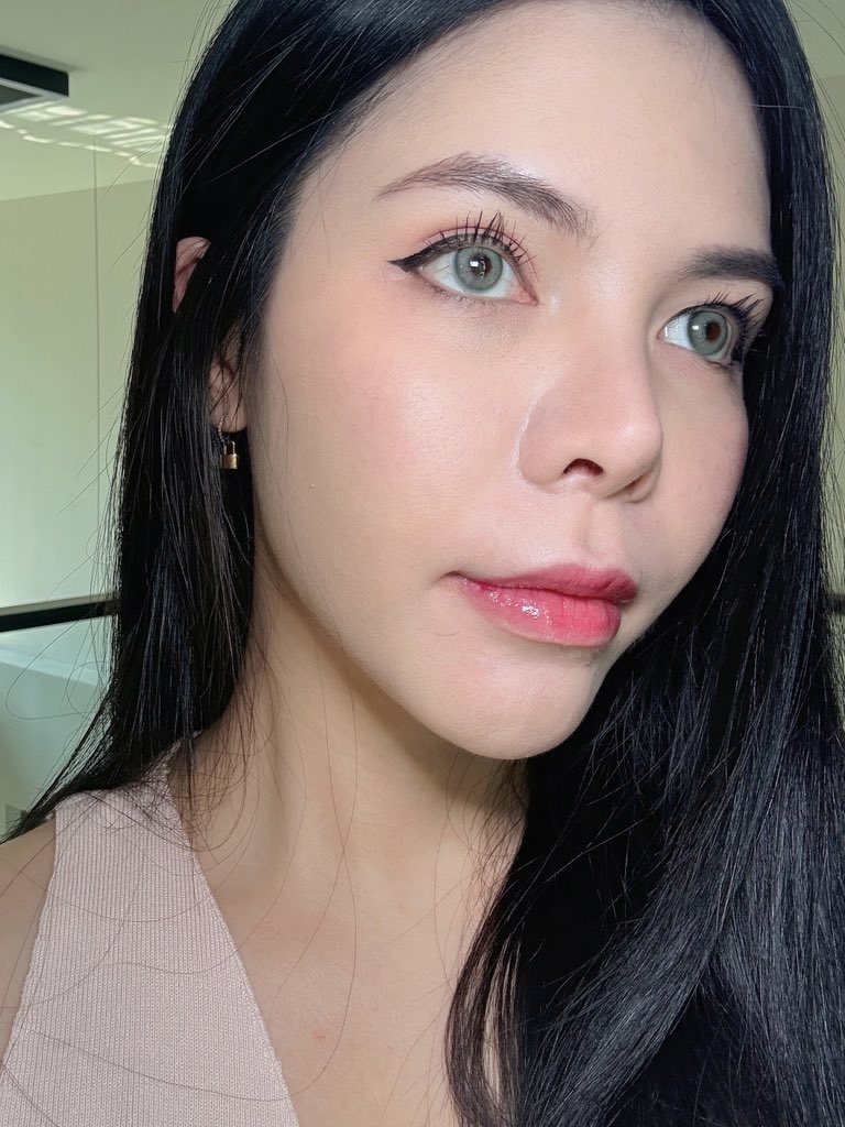 เพิ่งได้ลองคุชชั่นชมพูของ Skintific ตัวใหม่ผิวโกลว์สวยยปกปิดดีมากแต่ยังเป็นงานผิวยิ่งใช้คู่สเปรย์ตัวนี้คือหน้าฉ่ำสุด หน้าแบบดื่มน้ำเพียงพอผิวลูกคุณมาก ผิวมันใช้ได้ฮะ คุมมันโอเค!