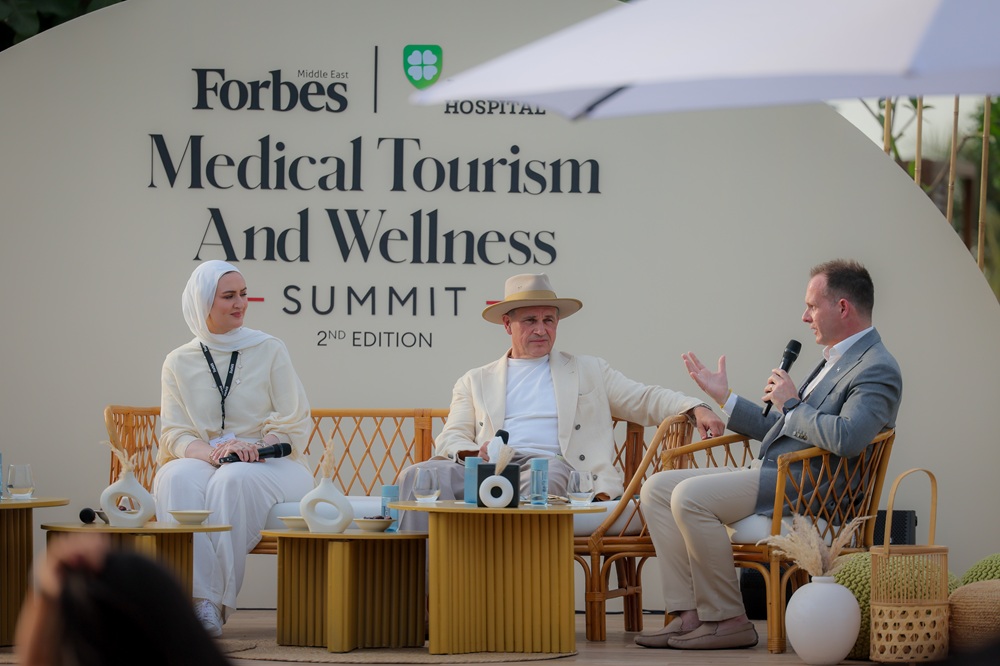 حيث يلتقي قطاع الضيافة بالرعاية الصحية، تُعيد صالات كبار الشخصيات والخدمات الطبية المخصصة ورحلات الرفاهية الصحية تشكيل توقعات المرضى، وهو ما تم استكشافه بمزيد من العمق في جلسة نقاشية أدارها سالي موسى، حيث استعرض كريستيان تويفانن، وأليكس زاغربيلني، وداليا جباري كيف يتم إعادة تعريف 