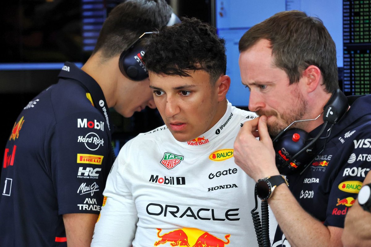 efmania's tweet image. かなり表情が強張ってるように見えるけど、これは単に緊張していただけなのかな？🤔

via @IHadjar_fans