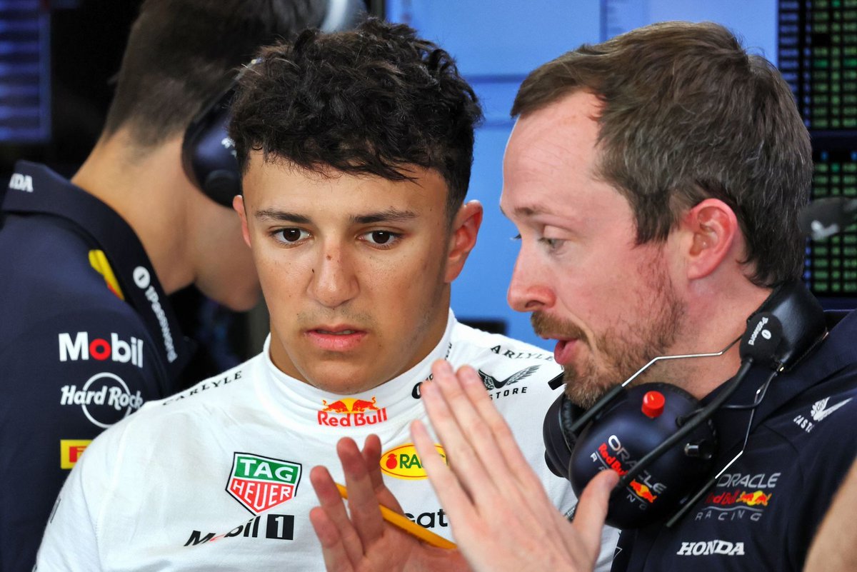 efmania's tweet image. かなり表情が強張ってるように見えるけど、これは単に緊張していただけなのかな？🤔

via @IHadjar_fans