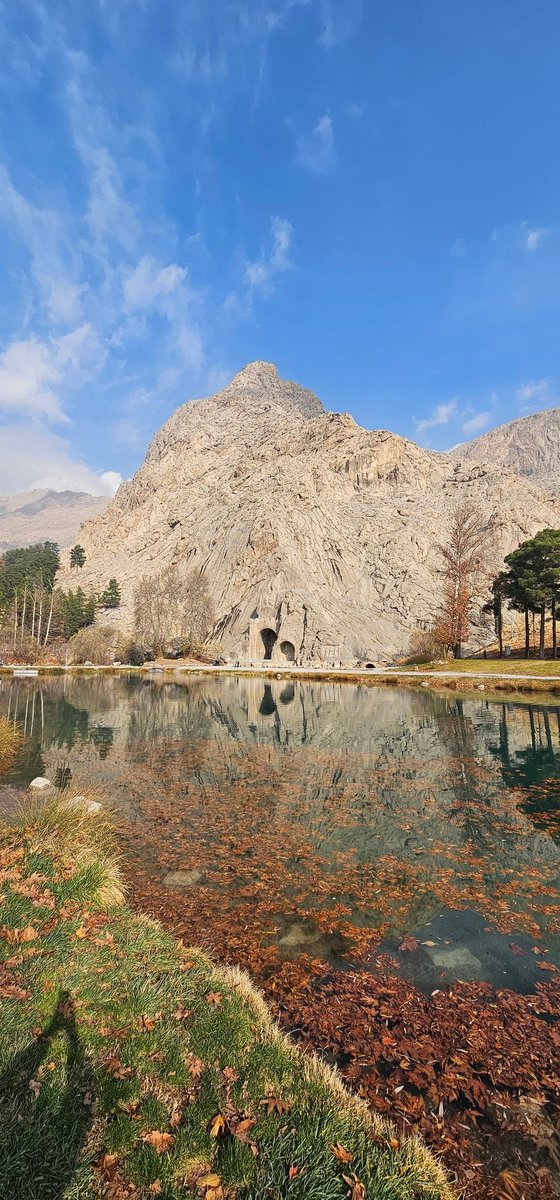 چشمه طاق‌بستان پس از مدت‌ها و به برکت بارندگی‌های اخیر، دوباره اینگونه سرحال شد!
۲۰ آذر ۱۴۰۴
#ایران_دورت_بگردم